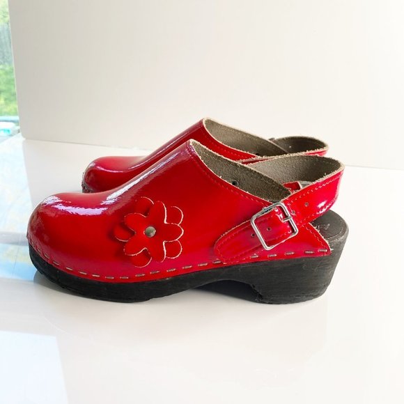 Red Kids Clogs with Flower Detail - Picture 3 of 11